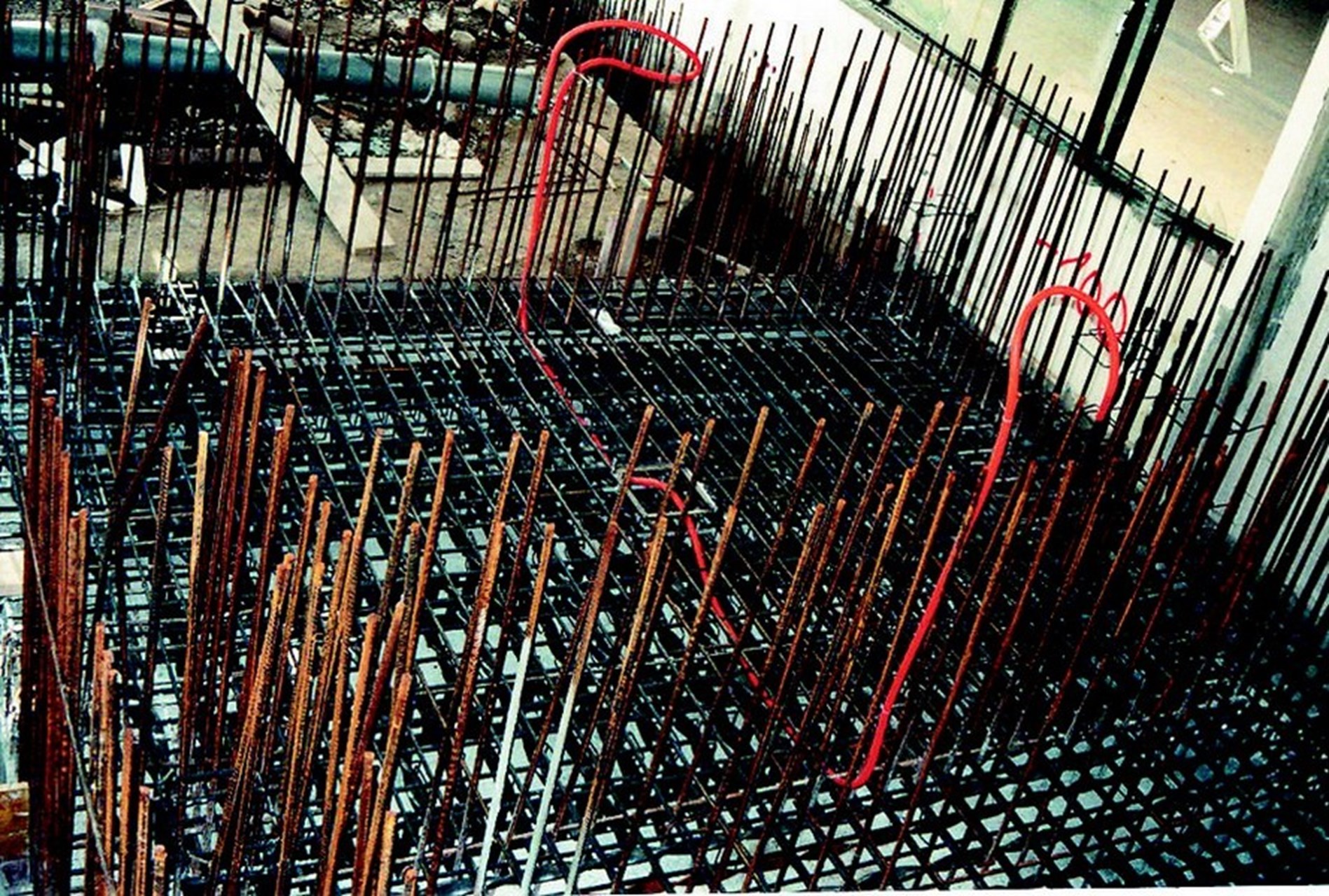 Installation of safety and static reinforcement is carried out simultaneously.